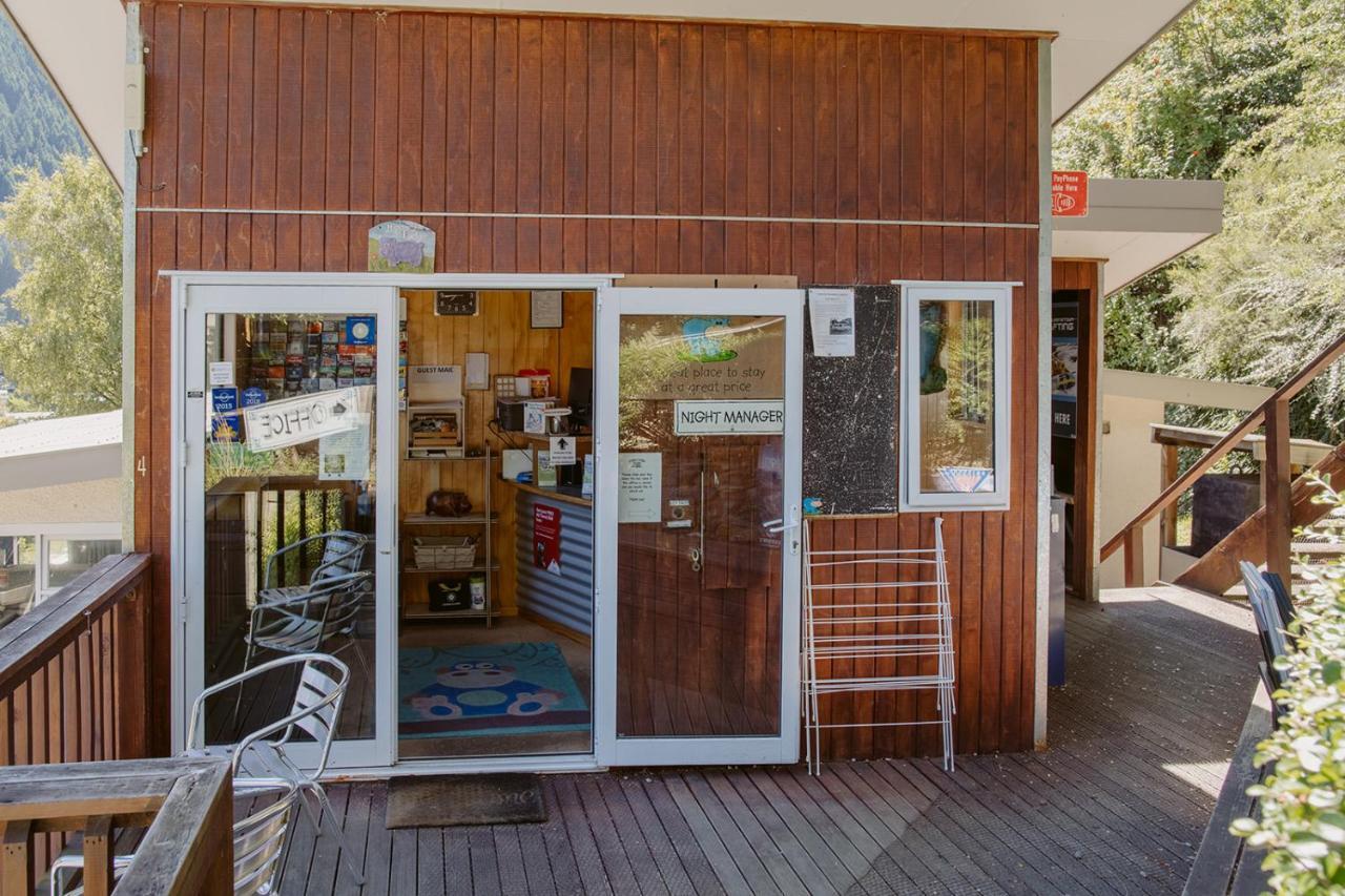 Hippo Lodge Backpackers Queenstown Exterior photo